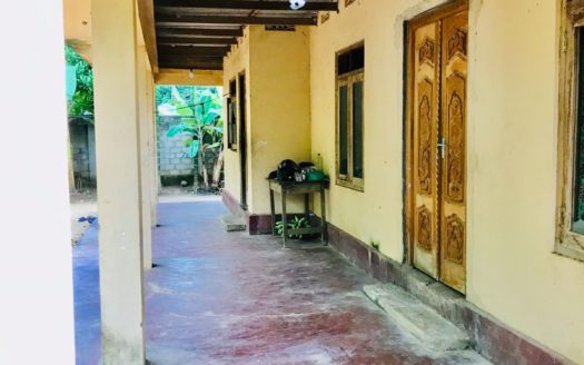 House for sale from 250 meters from Masiyapitiya junction, Alaveddi.