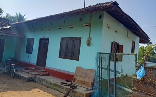 Land with house for sale at 500m from Pandattarippu junction (keeriyanthoddam).