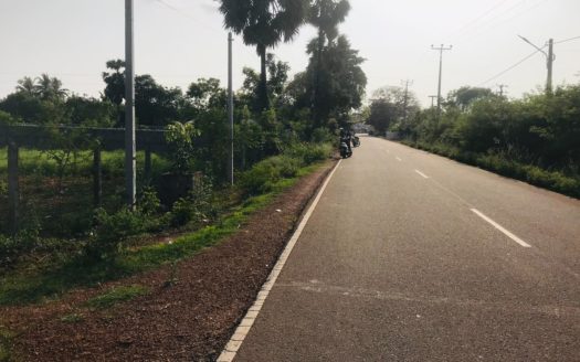 Land for sale on the road facing Thellipalai hospital road