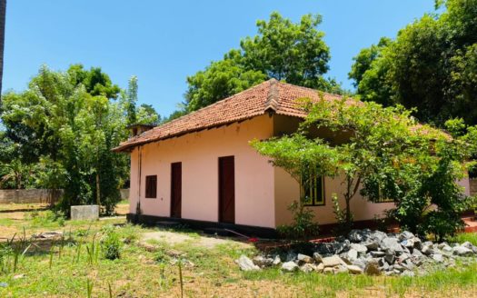 Land with house for sale in Thavady.
