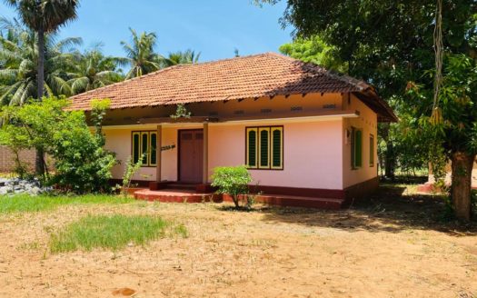 Land with house for sale in Thavady.