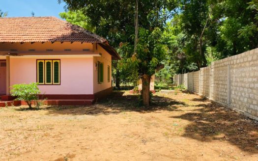 Land with house for sale in Thavady.