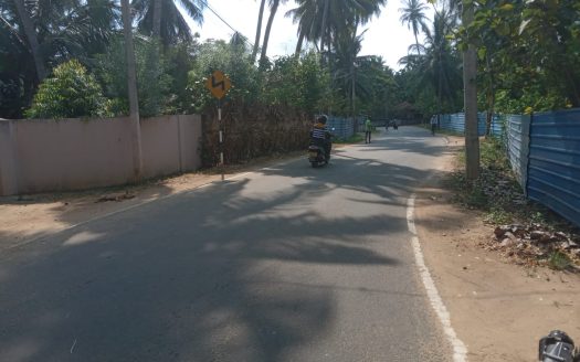 Land for sale with house 70 M from Sandilippay junction