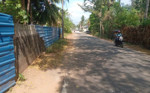 Land for sale with house 70 M from Sandilippay junction