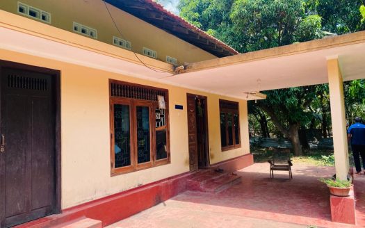 Land with house for sale in Mallakam