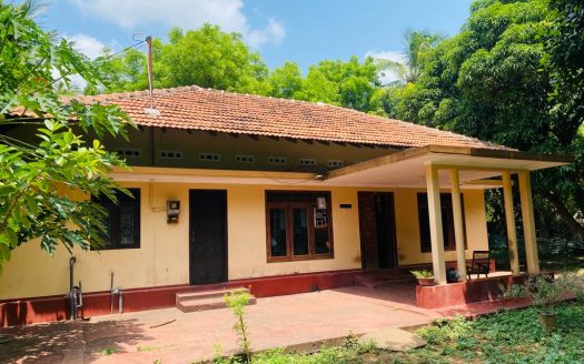 Land with house for sale in Mallakam