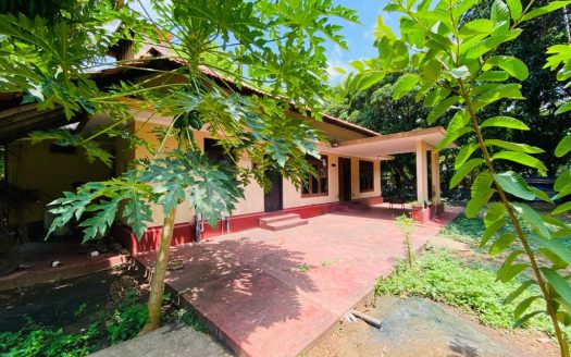 Land with house for sale in Mallakam