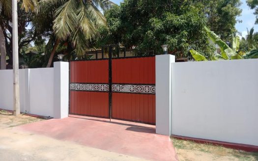 House for sale in Ariyalai
