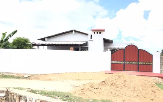 House for sale in Manipay Jaffna Road, Ottumadam