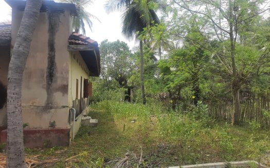 Land with old house for sale in Naranthanai