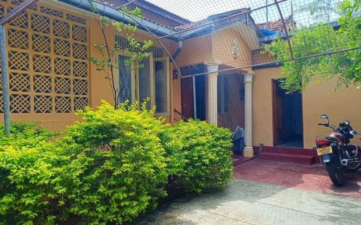 Land with house for sale in Vembady junction in Jaffna