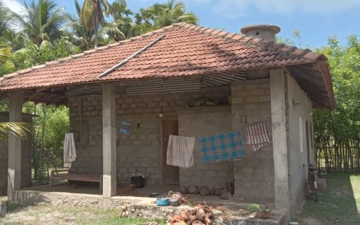 Land with house for sale in Analaithivu