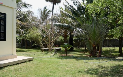 Beautiful villa for sale along the beach in Valalai