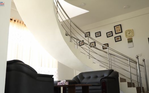 Beautiful villa for sale along the beach in Valalai