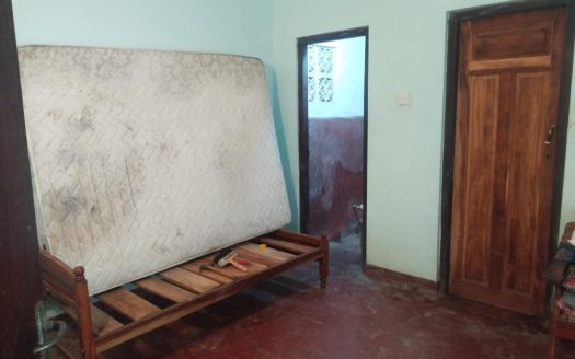 Land with house for sale in Vannarpannai