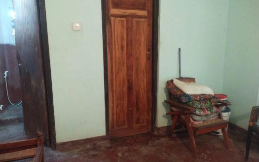 Land with house for sale in Vannarpannai