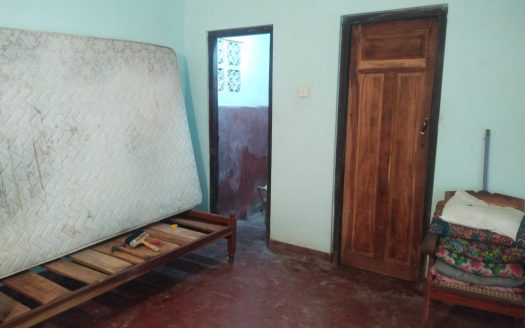 Land with house for sale in Vannarpannai