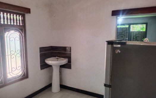 House with land for sale in Ariyalai.