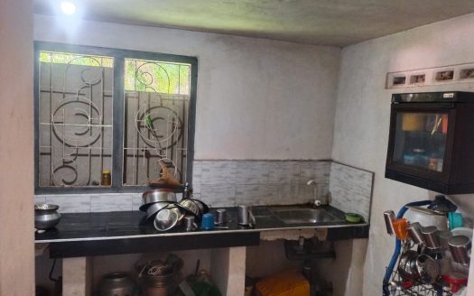 House with land for sale in Ariyalai.