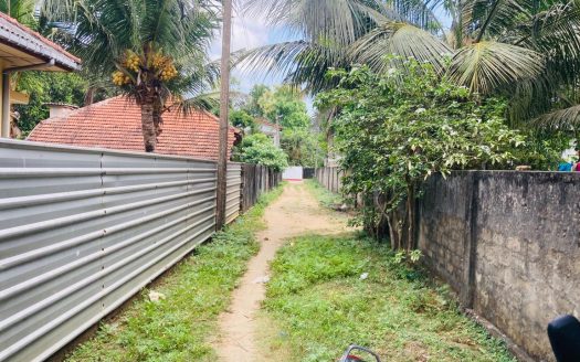 Land for sale with an old house on Nallur Nayanmarkattu Road