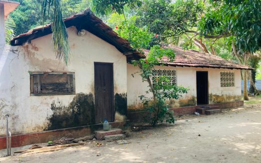 Land for sale with an old house on Nallur Nayanmarkattu Road