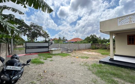 Land for sale in rasapathai road siruppiddy