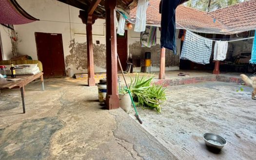 Land with Nachiyar’s house for sale, 300m from the Moolai Cooperative Hospital.