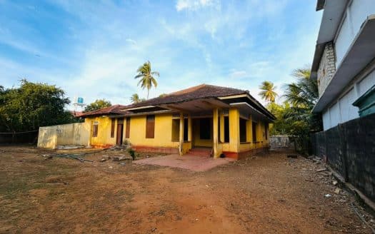 Road face Land for sale in manipay