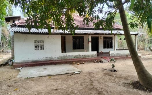 House with land for sale in varany
